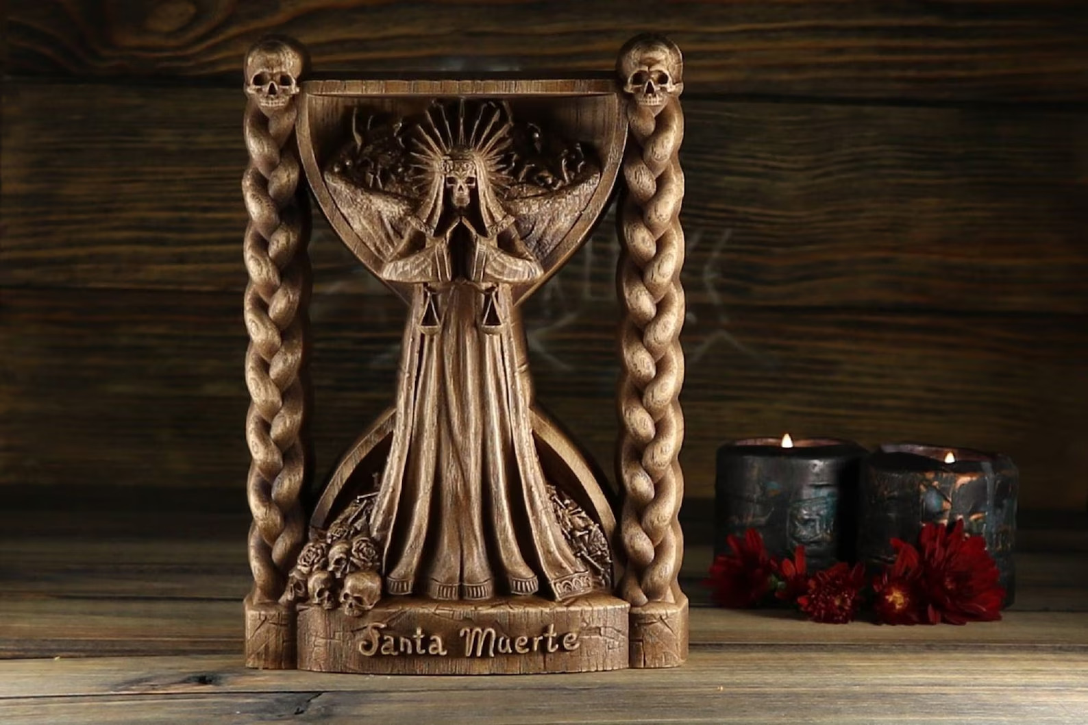 Figura de Santa Muerte tallada en madera